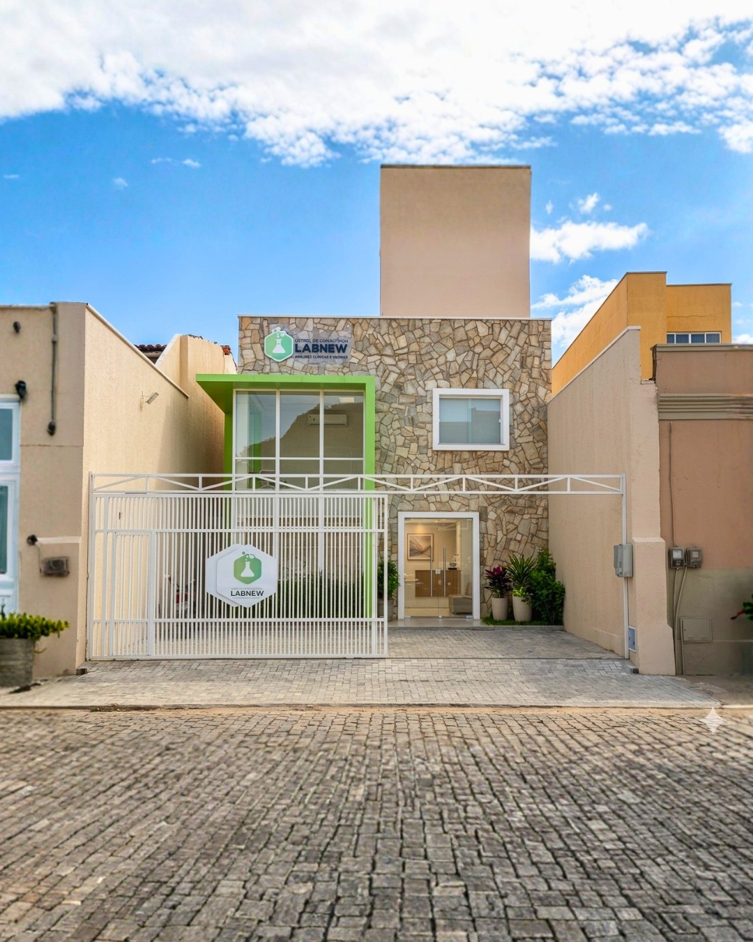 Fachada moderna de atendimento da unidade Labnew
